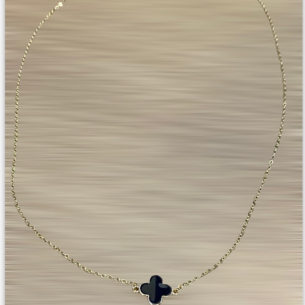 Black onyx clover pendant necklace - Picture 3 of 4